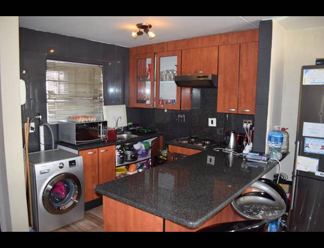 2 BEDROOM TOWNHOUSE FOR SALE IN KEW